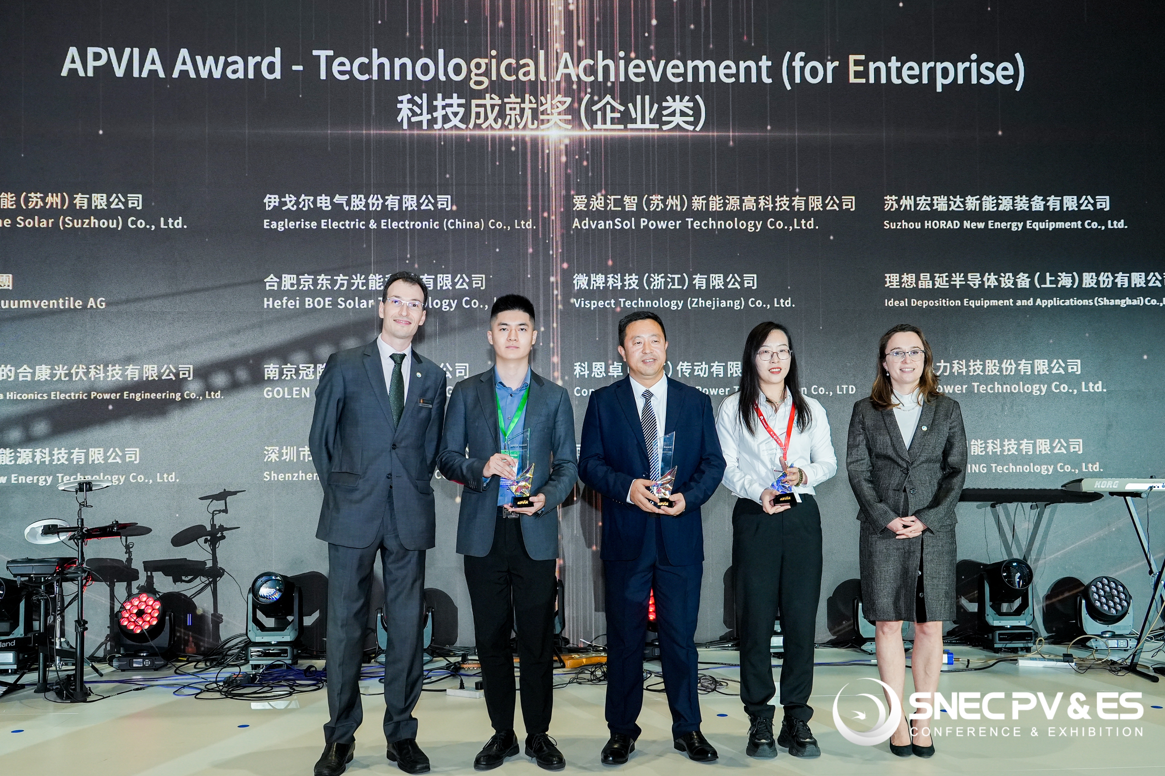 问鼎亚洲光伏产业协会殊荣！AG旗舰厅科技斩获APVIA科技成就奖